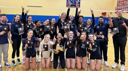 聚 Athletes celebrate fall sports achievements - girls' volleyball champs